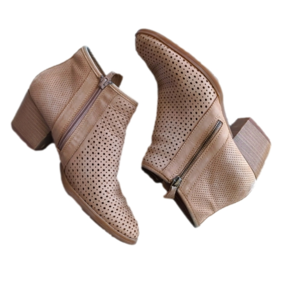 Earth Tan Beige Leather Laser Cut Ankle Pineberry Heeled Booties Shoes Size 9